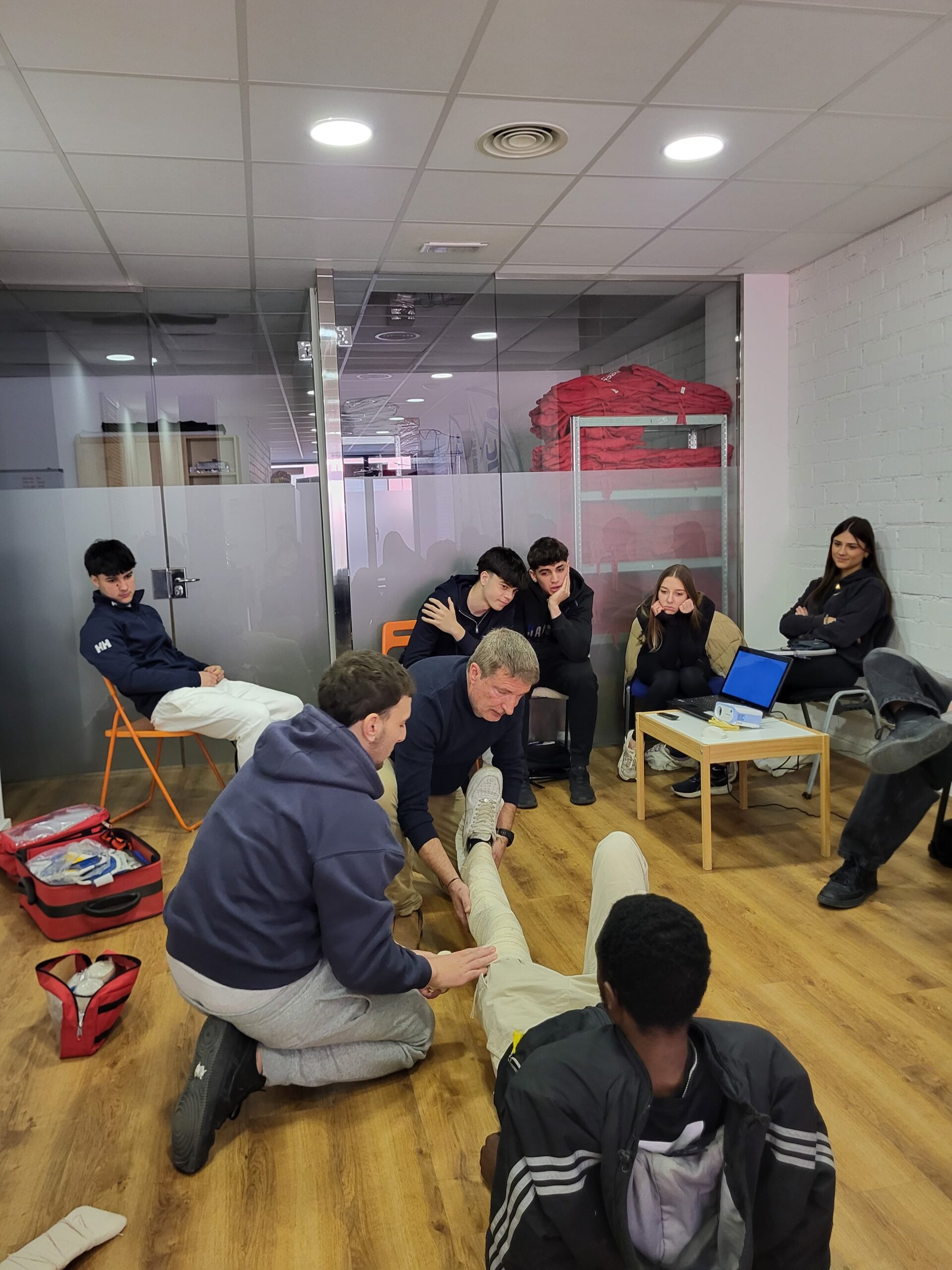 Simulación práctica de primeros auxilios con maniquí en aula