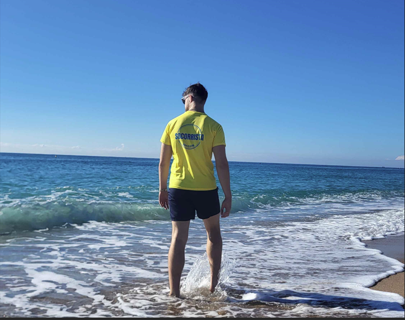 Temporada de verano 2026: cuándo empiezan las ofertas de empleo y cómo adelantarse. diciembre 29, 2025 Iker Marco Comments Off Cada año, cuando se acerca el verano, miles de personas empiezan a buscar trabajo pensando que aún están a tiempo. En el sector del socorrismo, esta creencia suele ser el primer gran error. Las ofertas de empleo para playas, piscinas no aparecen todas en junio. De hecho, las mejores oportunidades suelen cerrarse mucho antes de que empiece oficialmente la temporada. Si tu objetivo es trabajar como socorrista en el verano de 2026, este artículo te ayudará a entender cuándo empiezan realmente las ofertas de empleo y qué puedes hacer para adelantarte y no quedarte fuera. Cuándo empiezan realmente las ofertas de empleo de verano Aunque el trabajo se desarrolla durante los meses de calor, la planificación de la temporada empieza cuando todavía no se habla de verano. Las empresas necesitan organizar turnos, presupuestos y equipos con antelación, y eso se refleja directamente en cuándo publican sus ofertas. El calendario real del socorrismo en España Entre enero y febrero, muchas empresas, ayuntamientos empiezan a definir sus necesidades. En marzo y abril aparecen las primeras ofertas de empleo, normalmente las más estables y mejor organizadas. Cuando llega mayo, una gran parte de los procesos ya están avanzados, y en junio la mayoría de plazas clave están cubiertas. Qué ofertas de empleo aparecen primero (y por qué) No todas las ofertas de empleo son iguales ni aparecen al mismo tiempo. Las primeras suelen corresponder a empresas que planifican bien la temporada y buscan perfiles preparados desde el inicio. Estas ofertas suelen ofrecer: 🔹Contratos más largos 🔹Mejores horarios 🔹Mayor estabilidad 🔹Menor competencia En cambio, las ofertas que aparecen más tarde suelen responder a urgencias, bajas o refuerzos puntuales. No son malas oportunidades, pero sí dejan menos margen de elección. Cómo adelantarte y conseguir la mejor oferta de empleo La diferencia entre quienes consiguen las mejores ofertas de empleo y quienes llegan tarde no está en la suerte, sino en la preparación. Tener la formación lista antes de marzo, saber dónde buscar y estar disponible cuando la empresa empieza a moverse marca una diferencia enorme. Las empresas valoran perfiles que pueden incorporarse sin problemas, con la documentación en regla y disponibilidad clara. Además, muchas ofertas de empleo no se publican en portales genéricos, sino en plataformas especializadas donde las empresas saben que encontrarán socorristas preparados. Estar en el lugar adecuado en el momento adecuado es clave. El error que se repite cada año La mayoría de candidatos empieza a buscar trabajo cuando el verano ya está cerca. En ese momento, la competencia es máxima y las opciones se reducen. Se acaba aceptando lo que queda, no necesariamente lo que se busca. Quienes se adelantan acceden antes a las ofertas, compiten con menos personas y pueden tomar decisiones con calma. Dónde encontrar las mejores ofertas de empleo como socorrista Cuando hablamos de adelantarse a la temporada de verano, no se trata solo de buscar antes, sino de buscar en el lugar adecuado. Muchas de las mejores ofertas de empleo no se publican en portales generalistas, sino en plataformas especializadas donde las empresas saben que encontrarán perfiles preparados. En este sentido, SocoJob se ha convertido en un punto de referencia dentro del sector del socorrismo en España. A través de su plataforma, las empresas publican ofertas de trabajos específicas para socorristas, con información clara, condiciones definidas y procesos más directos. SocoJob está pensada exclusivamente para el sector. Esto permite que: 🔹 Las empresas publiquen sus ofertas con mayor antelación 🔹 Los socorristas accedan antes a las oportunidades 🔹 El proceso sea más transparente y especializado 🔹Se reduzca la competencia innecesaria de perfiles no relacionados. Si tu objetivo es acceder a buenas ofertas de empleo para el verano 2026 y no quedarte fuera cuando llegue la saturación, estar activo en SocoJob te permite posicionarte antes que el resto. Ofertas de empleo