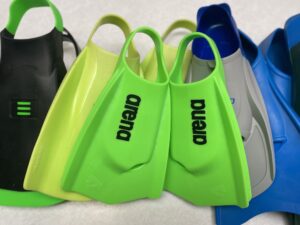 Las Pruebas Físicas para ser Socorrista diciembre 10, 2025 Iker Marco Comments Off Si estás pensando en convertirte en socorrista, tarde o temprano te vas a enfrentar al gran filtro: las pruebas físicas socorrismo. Estas pruebas de natación no están diseñadas para “ver si sabes nadar”, sino para evaluar algo mucho más importante: si podrás salvar una vida sin poner en riesgo la tuya. A continuación tienes una guía realista, clara y visual de todas las pruebas, explicadas tal como las exige la normativa oficial. ¿Por qué la natación es la base de todas las pruebas físicas de socorrismo? Ser socorrista no va de estar sentado en la torre mirando al horizonte. Va de reaccionar rápido, nadar fuerte, mantener la calma y llegar a una persona que puede tener segundos de vida. Las pruebas físicas socorrismo relacionadas con la natación miden: 🔹Resistencia 🔹Velocidad 🔹Capacidad pulmonar 🔹Técnica en varios estilos 🔹Control bajo estrés 🔹Economía de movimiento Para evaluarlo, se aplican distintas pruebas que combinan velocidad, técnica, apnea y uso de material. 1) Prueba de 200 metros estilos La prueba de 200 m estilos es la más completa de todas porque obliga a dominar los cuatro estilos oficiales: console.log( 'Code is Poetry' ); 2) 100 metros crol cronometrados Si una víctima está lejos, cada segundo cuenta. Por eso esta prueba forma parte esencial de las pruebas físicas socorrismo. Objetivo oficial: Completar 100 metros crol en 1 min 50 s o menos. Qué se evalúa: 🔹Control de respiración 🔹Patada constante 🔹Entrada hidrodinámica 🔹Mantenimiento de la técnica incluso fatigado 3) 300 metros con aletas Las aletas son un elemento fundamental del socorrista profesional, especialmente en: 🔹Rescates de larga distancia 🔹Mar abierto 🔹Oleaje fuerte 🔹Víctimas alejadas de la costa En qué consiste: Nadar 300 metros con aletas manteniendo un ritmo estable y eficiente. 4) Prueba de apnea + recogida de objetos Esta prueba divide a los aspirantes en dos grupos: los que controlan el agua… y los que el agua controla a ellos. En qué consiste: 🔹Recorrer 25 metros en apnea 🔹Recoger tres aros u objetos hundidos a diferentes profundidades Qué se evalúa: ⭐ Capacidad pulmonar ⭐ Orientación y control bajo el agua ⭐ Gestión del estrés ⭐ Economía de movimiento bajo presión En rescates de víctimas sumergidas, esta prueba marca la diferencia entre éxito o fracaso. Salida │ │ Objetos hundidos a distintas profundidades │ ▼ ┌───────────────────────────────────────────────┐ │ │ │ ● (Objeto 1) ● (Objeto 2) ● (Objeto 3) │ 5 m 12 m 20 m │ │ └───────────────────────────────────────────────┘ ▲ │ Llegada / Superficie Consejos para aprobar las pruebas físicas socorrismo ✅ Entrena como si fuera un examen cada semana Reproduce exactamente las distancias y tiempos. ✅ Trabaja la técnica antes que la fuerza Una buena técnica ahorra energía y mejora tiempos sin aumentar el esfuerzo. ✅ No entrenes apnea solo Hazlo siempre con supervisión. ✅ Usa aletas de entrenamiento homologadas Son obligatorias en la prueba real. ✅ Controla la respiración bajo fatiga La diferencia entre aprobar y suspender está en cómo respiras. Las pruebas físicas socorrismo no buscan crear nadadores perfectos, sino socorristas eficaces, seguros y rápidos. Si dominas estas pruebas, no solo aprobarás el examen: estarás preparado para salvar vidas. Si quieres formarte como socorrista y entrenar con profesionales, Socojob te conecta con los mejores cursos oficiales. Buscar empleo