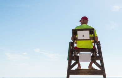 Temporada de verano 2026: cuándo empiezan las ofertas de empleo y cómo adelantarse. diciembre 29, 2025 Iker Marco Comments Off Cada año, cuando se acerca el verano, miles de personas empiezan a buscar trabajo pensando que aún están a tiempo. En el sector del socorrismo, esta creencia suele ser el primer gran error. Las ofertas de empleo para playas, piscinas no aparecen todas en junio. De hecho, las mejores oportunidades suelen cerrarse mucho antes de que empiece oficialmente la temporada. Si tu objetivo es trabajar como socorrista en el verano de 2026, este artículo te ayudará a entender cuándo empiezan realmente las ofertas de empleo y qué puedes hacer para adelantarte y no quedarte fuera. Cuándo empiezan realmente las ofertas de empleo de verano Aunque el trabajo se desarrolla durante los meses de calor, la planificación de la temporada empieza cuando todavía no se habla de verano. Las empresas necesitan organizar turnos, presupuestos y equipos con antelación, y eso se refleja directamente en cuándo publican sus ofertas. El calendario real del socorrismo en España Entre enero y febrero, muchas empresas, ayuntamientos empiezan a definir sus necesidades. En marzo y abril aparecen las primeras ofertas de empleo, normalmente las más estables y mejor organizadas. Cuando llega mayo, una gran parte de los procesos ya están avanzados, y en junio la mayoría de plazas clave están cubiertas. Qué ofertas de empleo aparecen primero (y por qué) No todas las ofertas de empleo son iguales ni aparecen al mismo tiempo. Las primeras suelen corresponder a empresas que planifican bien la temporada y buscan perfiles preparados desde el inicio. Estas ofertas suelen ofrecer: 🔹Contratos más largos 🔹Mejores horarios 🔹Mayor estabilidad 🔹Menor competencia En cambio, las ofertas que aparecen más tarde suelen responder a urgencias, bajas o refuerzos puntuales. No son malas oportunidades, pero sí dejan menos margen de elección. Cómo adelantarte y conseguir la mejor oferta de empleo La diferencia entre quienes consiguen las mejores ofertas de empleo y quienes llegan tarde no está en la suerte, sino en la preparación. Tener la formación lista antes de marzo, saber dónde buscar y estar disponible cuando la empresa empieza a moverse marca una diferencia enorme. Las empresas valoran perfiles que pueden incorporarse sin problemas, con la documentación en regla y disponibilidad clara. Además, muchas ofertas de empleo no se publican en portales genéricos, sino en plataformas especializadas donde las empresas saben que encontrarán socorristas preparados. Estar en el lugar adecuado en el momento adecuado es clave. El error que se repite cada año La mayoría de candidatos empieza a buscar trabajo cuando el verano ya está cerca. En ese momento, la competencia es máxima y las opciones se reducen. Se acaba aceptando lo que queda, no necesariamente lo que se busca. Quienes se adelantan acceden antes a las ofertas, compiten con menos personas y pueden tomar decisiones con calma. Dónde encontrar las mejores ofertas de empleo como socorrista Cuando hablamos de adelantarse a la temporada de verano, no se trata solo de buscar antes, sino de buscar en el lugar adecuado. Muchas de las mejores ofertas de empleo no se publican en portales generalistas, sino en plataformas especializadas donde las empresas saben que encontrarán perfiles preparados. En este sentido, SocoJob se ha convertido en un punto de referencia dentro del sector del socorrismo en España. A través de su plataforma, las empresas publican ofertas de trabajos específicas para socorristas, con información clara, condiciones definidas y procesos más directos. SocoJob está pensada exclusivamente para el sector. Esto permite que: 🔹 Las empresas publiquen sus ofertas con mayor antelación 🔹 Los socorristas accedan antes a las oportunidades 🔹 El proceso sea más transparente y especializado 🔹Se reduzca la competencia innecesaria de perfiles no relacionados. Si tu objetivo es acceder a buenas ofertas de empleo para el verano 2026 y no quedarte fuera cuando llegue la saturación, estar activo en SocoJob te permite posicionarte antes que el resto. Ofertas de empleo