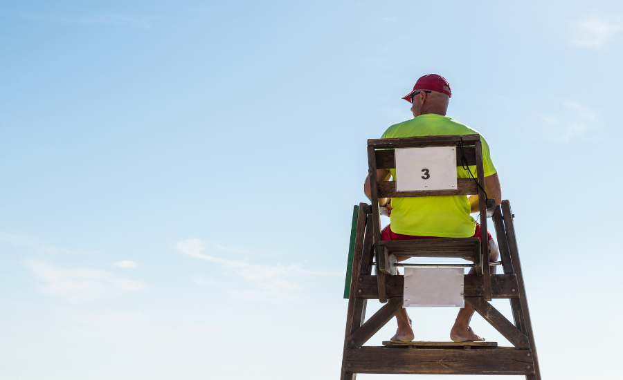 Temporada de verano 2026: cuándo empiezan las ofertas de empleo y cómo adelantarse. diciembre 29, 2025 Iker Marco Comments Off Cada año, cuando se acerca el verano, miles de personas empiezan a buscar trabajo pensando que aún están a tiempo. En el sector del socorrismo, esta creencia suele ser el primer gran error. Las ofertas de empleo para playas, piscinas no aparecen todas en junio. De hecho, las mejores oportunidades suelen cerrarse mucho antes de que empiece oficialmente la temporada. Si tu objetivo es trabajar como socorrista en el verano de 2026, este artículo te ayudará a entender cuándo empiezan realmente las ofertas de empleo y qué puedes hacer para adelantarte y no quedarte fuera. Cuándo empiezan realmente las ofertas de empleo de verano Aunque el trabajo se desarrolla durante los meses de calor, la planificación de la temporada empieza cuando todavía no se habla de verano. Las empresas necesitan organizar turnos, presupuestos y equipos con antelación, y eso se refleja directamente en cuándo publican sus ofertas. El calendario real del socorrismo en España Entre enero y febrero, muchas empresas, ayuntamientos empiezan a definir sus necesidades. En marzo y abril aparecen las primeras ofertas de empleo, normalmente las más estables y mejor organizadas. Cuando llega mayo, una gran parte de los procesos ya están avanzados, y en junio la mayoría de plazas clave están cubiertas. Qué ofertas de empleo aparecen primero (y por qué) No todas las ofertas de empleo son iguales ni aparecen al mismo tiempo. Las primeras suelen corresponder a empresas que planifican bien la temporada y buscan perfiles preparados desde el inicio. Estas ofertas suelen ofrecer: 🔹Contratos más largos 🔹Mejores horarios 🔹Mayor estabilidad 🔹Menor competencia En cambio, las ofertas que aparecen más tarde suelen responder a urgencias, bajas o refuerzos puntuales. No son malas oportunidades, pero sí dejan menos margen de elección. Cómo adelantarte y conseguir la mejor oferta de empleo La diferencia entre quienes consiguen las mejores ofertas de empleo y quienes llegan tarde no está en la suerte, sino en la preparación. Tener la formación lista antes de marzo, saber dónde buscar y estar disponible cuando la empresa empieza a moverse marca una diferencia enorme. Las empresas valoran perfiles que pueden incorporarse sin problemas, con la documentación en regla y disponibilidad clara. Además, muchas ofertas de empleo no se publican en portales genéricos, sino en plataformas especializadas donde las empresas saben que encontrarán socorristas preparados. Estar en el lugar adecuado en el momento adecuado es clave. El error que se repite cada año La mayoría de candidatos empieza a buscar trabajo cuando el verano ya está cerca. En ese momento, la competencia es máxima y las opciones se reducen. Se acaba aceptando lo que queda, no necesariamente lo que se busca. Quienes se adelantan acceden antes a las ofertas, compiten con menos personas y pueden tomar decisiones con calma. Dónde encontrar las mejores ofertas de empleo como socorrista Cuando hablamos de adelantarse a la temporada de verano, no se trata solo de buscar antes, sino de buscar en el lugar adecuado. Muchas de las mejores ofertas de empleo no se publican en portales generalistas, sino en plataformas especializadas donde las empresas saben que encontrarán perfiles preparados. En este sentido, SocoJob se ha convertido en un punto de referencia dentro del sector del socorrismo en España. A través de su plataforma, las empresas publican ofertas de trabajos específicas para socorristas, con información clara, condiciones definidas y procesos más directos. SocoJob está pensada exclusivamente para el sector. Esto permite que: 🔹 Las empresas publiquen sus ofertas con mayor antelación 🔹 Los socorristas accedan antes a las oportunidades 🔹 El proceso sea más transparente y especializado 🔹Se reduzca la competencia innecesaria de perfiles no relacionados. Si tu objetivo es acceder a buenas ofertas de empleo para el verano 2026 y no quedarte fuera cuando llegue la saturación, estar activo en SocoJob te permite posicionarte antes que el resto. Ofertas de empleo