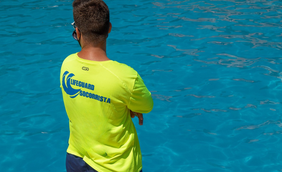 Las 7 preguntas más frecuentes en una entrevista de socorrista (y cómo responderlas bien) diciembre 29, 2025 Iker Marco Comments Off Llegar a una entrevista de socorrista con los títulos en regla y las pruebas físicas superadas no siempre garantiza el puesto. Muchas decisiones se toman en una conversación de apenas unos minutos, donde la empresa intenta responder a una sola pregunta: ¿Puedo confiar en esta persona cuando haya una situación real? Por eso, aunque cada entrevista es distinta, las preguntas que se repiten son muy similares. No buscan pillarte, buscan entender cómo piensas, cómo reaccionas y qué actitud tienes ante la responsabilidad. En este artículo repasamos las preguntas más habituales y, sobre todo, te explicamos qué hay detrás de cada una para que sepas cómo afrontarlas con seguridad. Las preguntas que pueden aparecer en una entrevista de socorrista En la mayoría de entrevistas, las preguntas no suelen variar demasiado. Estas son algunas de las más habituales y que conviene tener preparadas: 1️⃣ ¿Por qué quieres trabajar como socorrista? 2️⃣ ¿Tienes experiencia previa en playas o piscinas? 3️⃣ ¿Qué harías si se produce una emergencia? 4️⃣ ¿Cómo actúas bajo presión o estrés? 5️⃣ ¿Te sientes cómodo trabajando solo o en equipo? 6️⃣ ¿Conoces las normas de la instalación? 7️⃣ ¿Cuál es tu disponibilidad para la temporada? Cómo afrontar una entrevista de socorrista y destacar frente al resto Responde pensando como lo haría un profesional En una entrevista de socorrista, la empresa no busca respuestas memorizadas, sino comprobar si entiendes la responsabilidad real del puesto. Cada pregunta sirve para evaluar cómo piensas, cómo reaccionas y si eres consciente de que, en una situación real, otras personas dependerán de ti. Cuando hables de motivación, experiencia o emergencias, es importante responder desde la prevención, la calma y el sentido común. Mostrar que sabes actuar con orden y sin improvisar transmite una imagen mucho más profesional. La actitud pesa tanto como la experiencia en una entrevista de socorrista Tener experiencia previa puede ayudarte, pero en una entrevista de socorrista la actitud es clave. Muchas empresas prefieren a una persona responsable, sincera y con ganas de aprender antes que a alguien con experiencia pero poca implicación. Hablar con naturalidad, reconocer lo que sabes y mostrar predisposición para adaptarte al entorno genera confianza. En una entrevista de socorrista, esta actitud puede marcar la diferencia frente a otros candidatos. Transmite confianza, calma y claridad desde el primer momento Las preguntas sobre emergencias, trabajo bajo presión o disponibilidad son habituales en cualquier entrevista de socorrista. No buscan ponerte nervioso, sino comprobar si eres una persona fiable. Responder con tranquilidad, explicar que sigues protocolos y ser claro con tu disponibilidad transmite seguridad. En una entrevista de socorrista, la confianza que generes puede ser tan importante como tu formación. Dónde encontrar oportunidades reales para tu próxima entrevista de socorrista Preparar bien una entrevista de socorrista es fundamental, pero también lo es estar en el lugar adecuado para que las empresas te conozcan. Muchas ofertas y procesos de selección se gestionan a través de plataformas especializadas. 👉 En SocoJob encontrarás ofertas de empleo reales para socorristas y empresas que buscan perfiles preparados y responsables: Ofertas de empleo